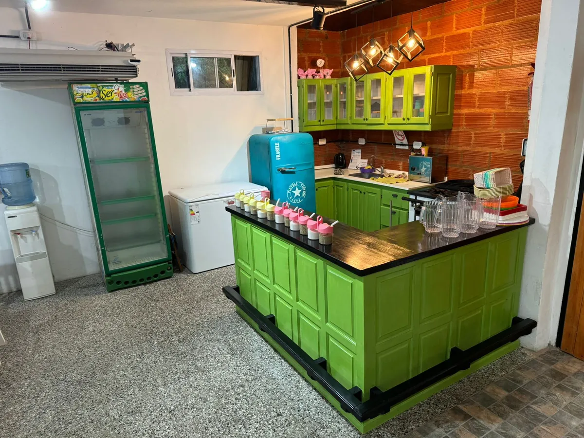 La barra verde con heladera y freezer, El Arca Salón