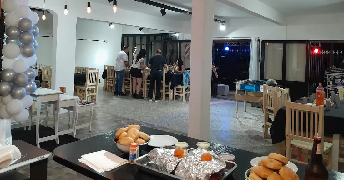 Mesa de comida con sándwiches y facturas, El Arca Salón