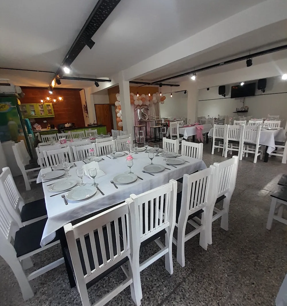 El salón visto desde el fondo, El Arca Salón
