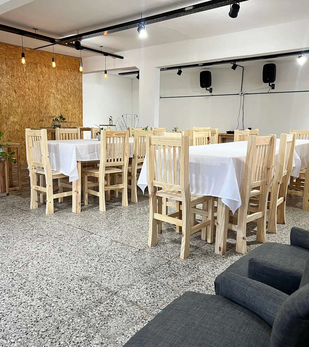 El salón con mesas vestidas de blanco, El Arca Salón