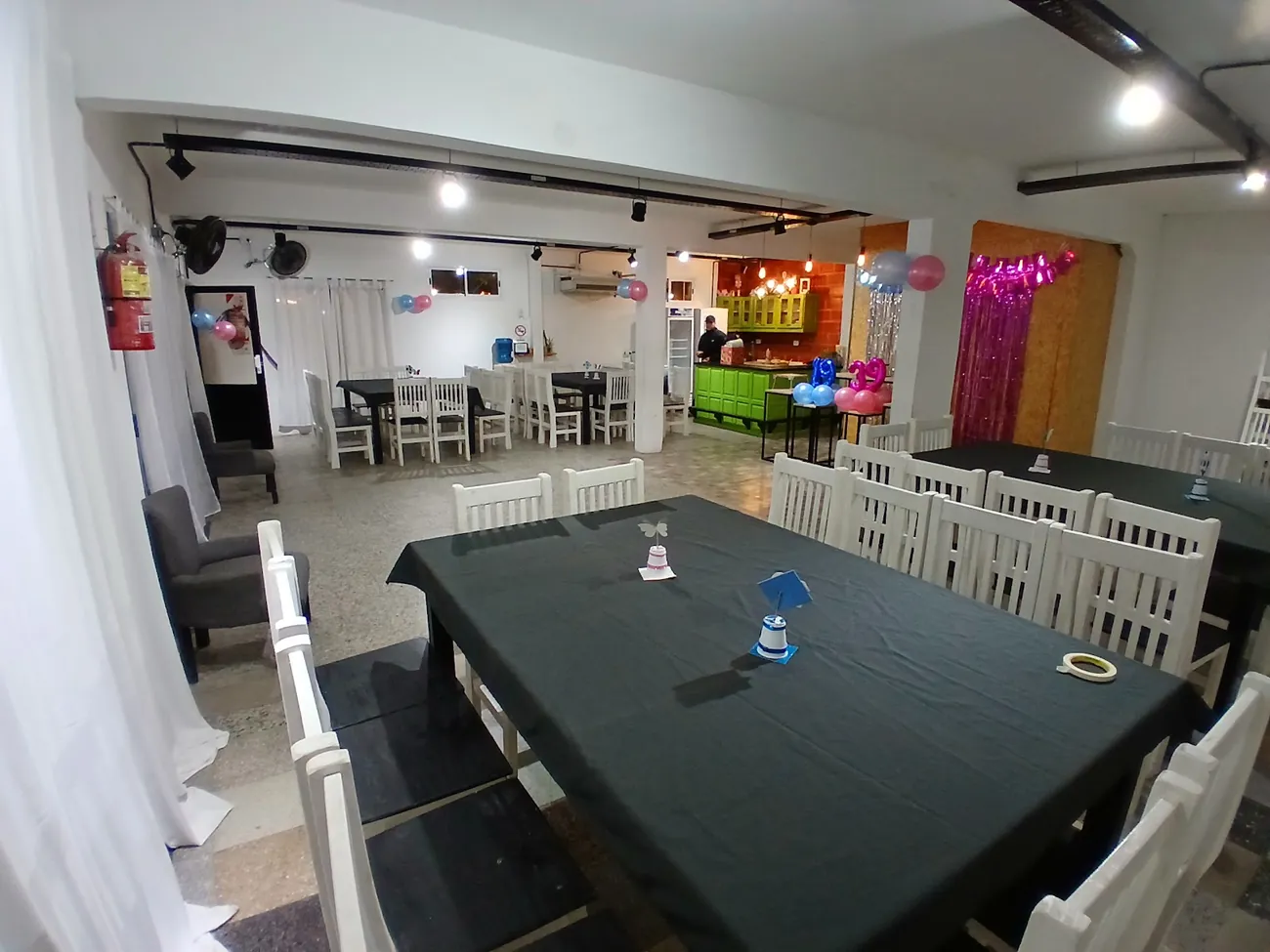 Mesa larga con mantel negro y luces de colores, El Arca Salón